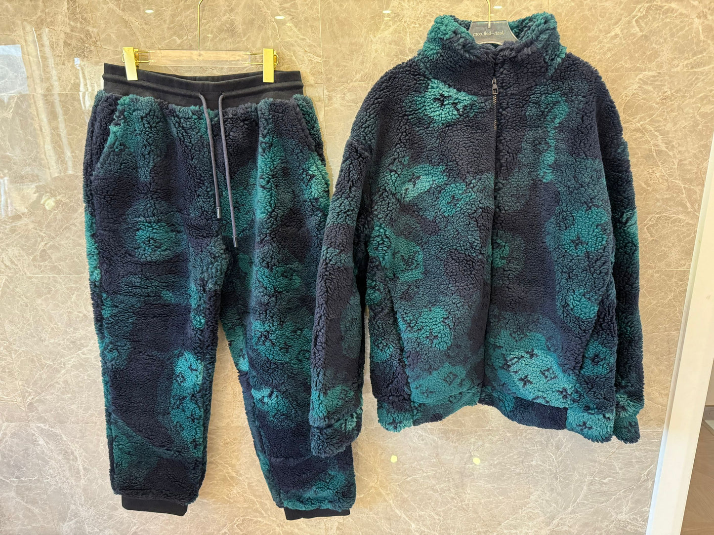 Conjunto de chaqueta y pantalón de piel de oveja con monograma de Louis Vuitton