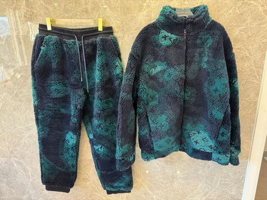 Conjunto de jaqueta e calça de pele de carneiro com monograma Louis Vuitton