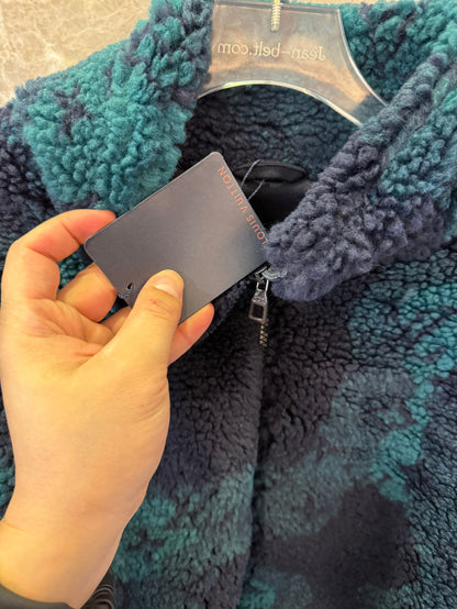Conjunto de chaqueta y pantalón de piel de oveja con monograma de Louis Vuitton