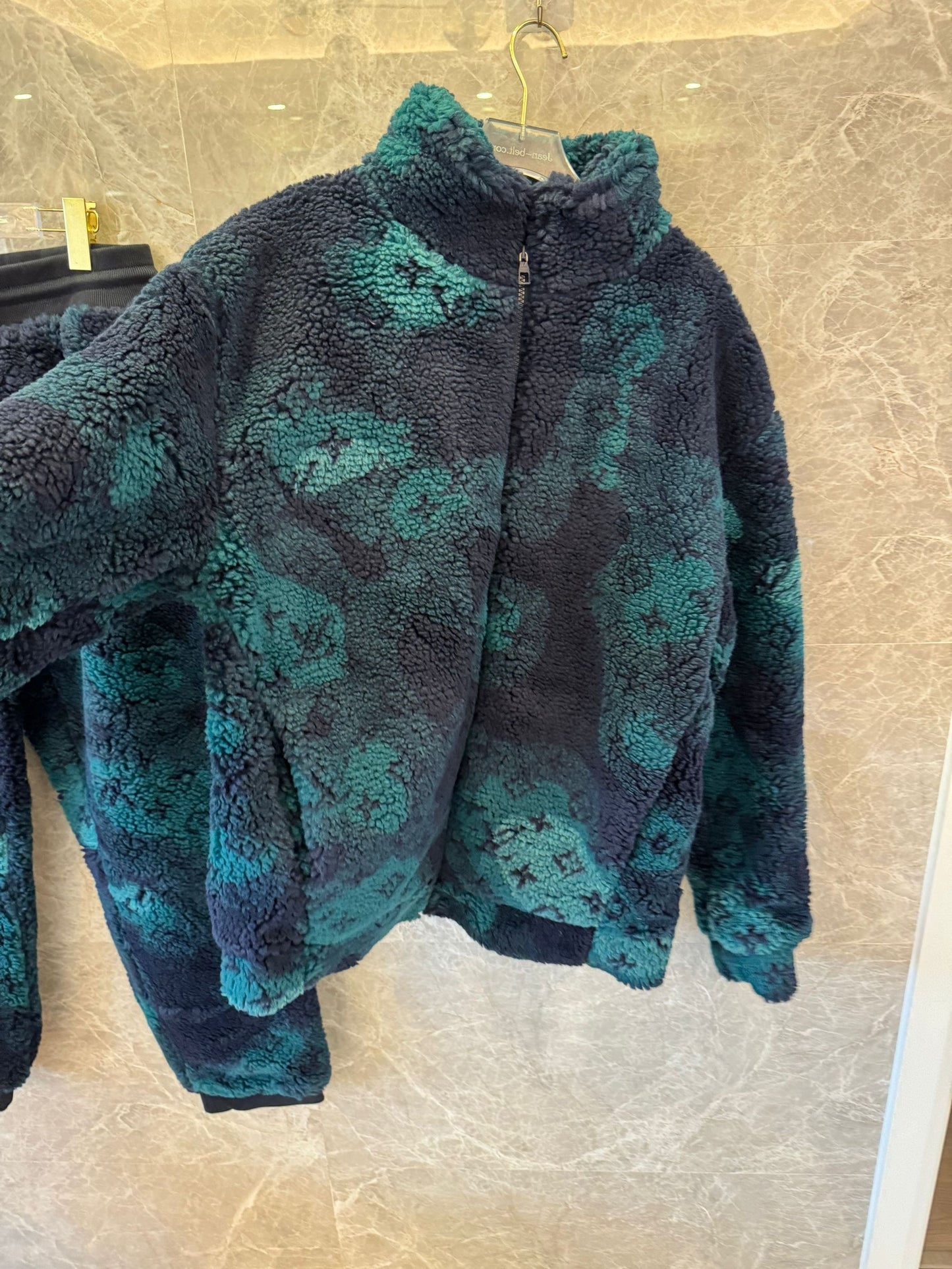 Conjunto de chaqueta y pantalón de piel de oveja con monograma de Louis Vuitton