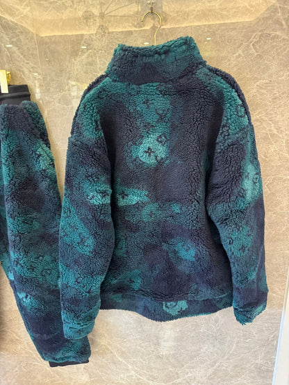 Conjunto de chaqueta y pantalón de piel de oveja con monograma de Louis Vuitton