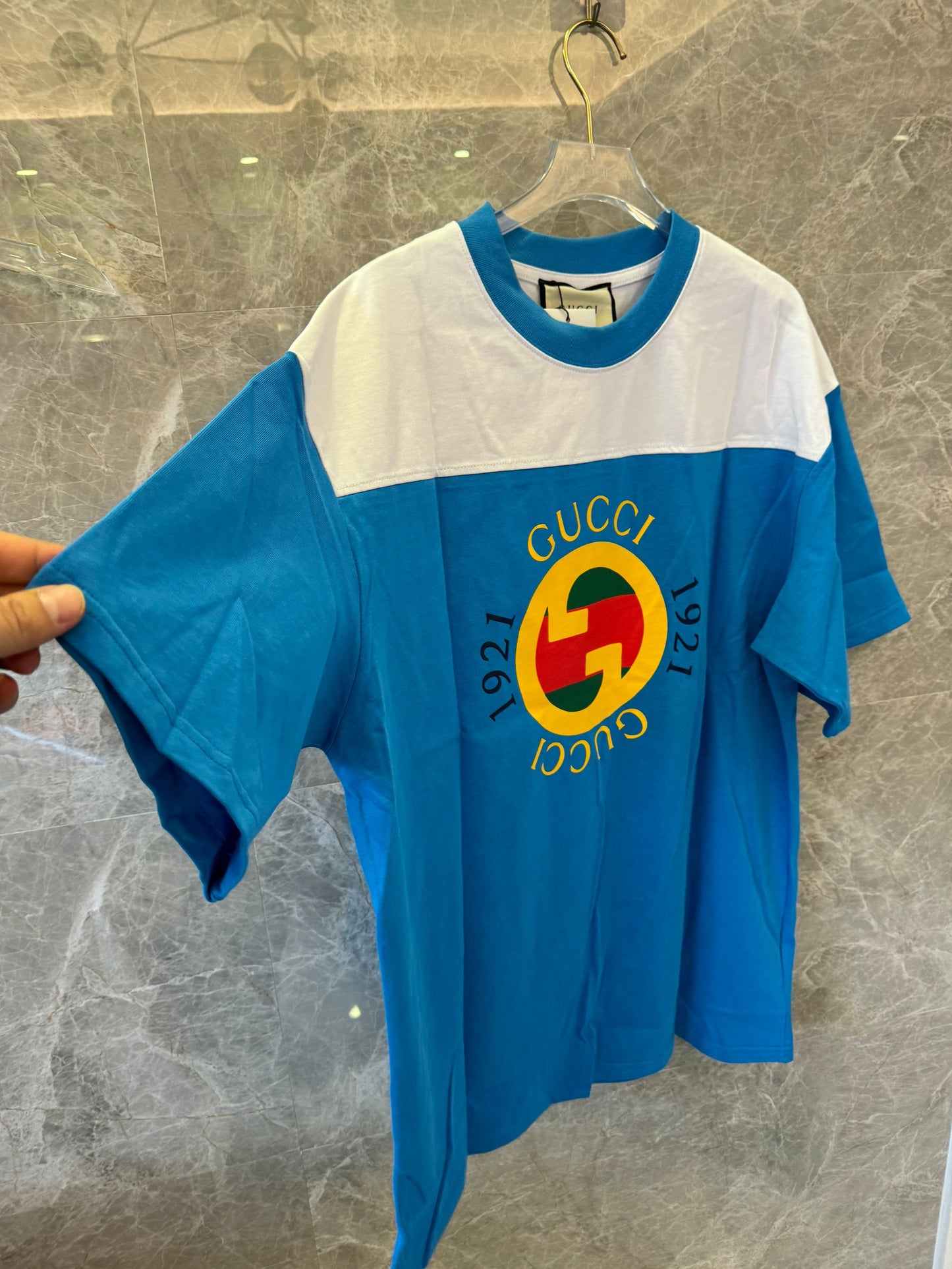 Camiseta de algodão com o logotipo Gucci 1921 em azul e branco