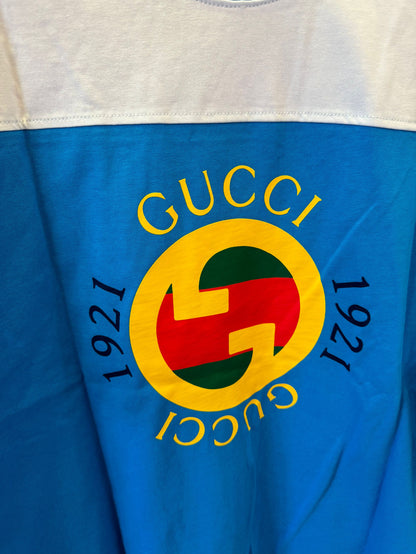 Camiseta de algodão com o logotipo Gucci 1921 em azul e branco