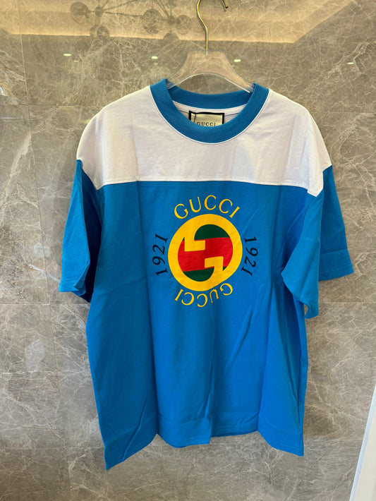 Camiseta de algodón con el logotipo de Gucci 1921 en azul y blanco