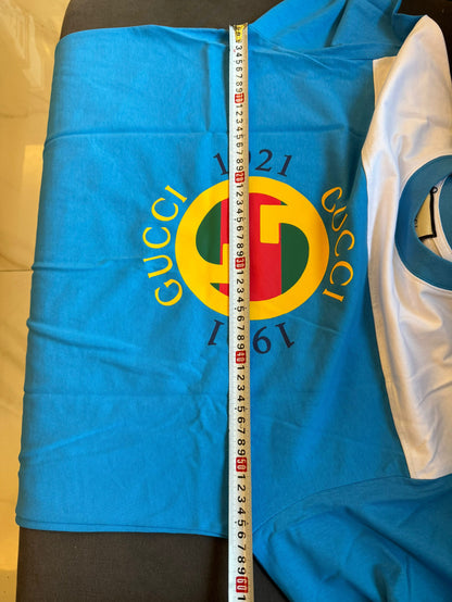 Camiseta de algodão com o logotipo Gucci 1921 em azul e branco