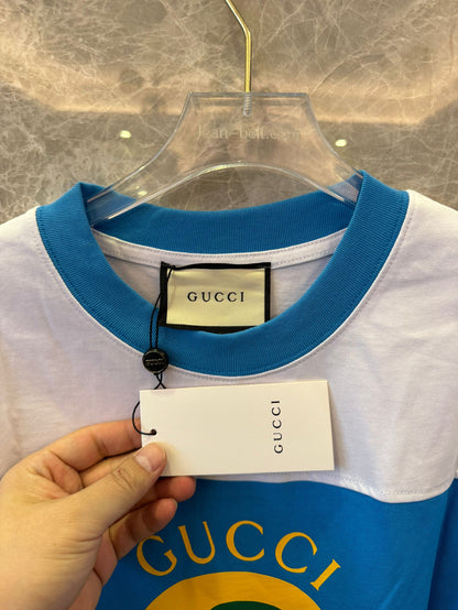 Camiseta de algodão com o logotipo Gucci 1921 em azul e branco