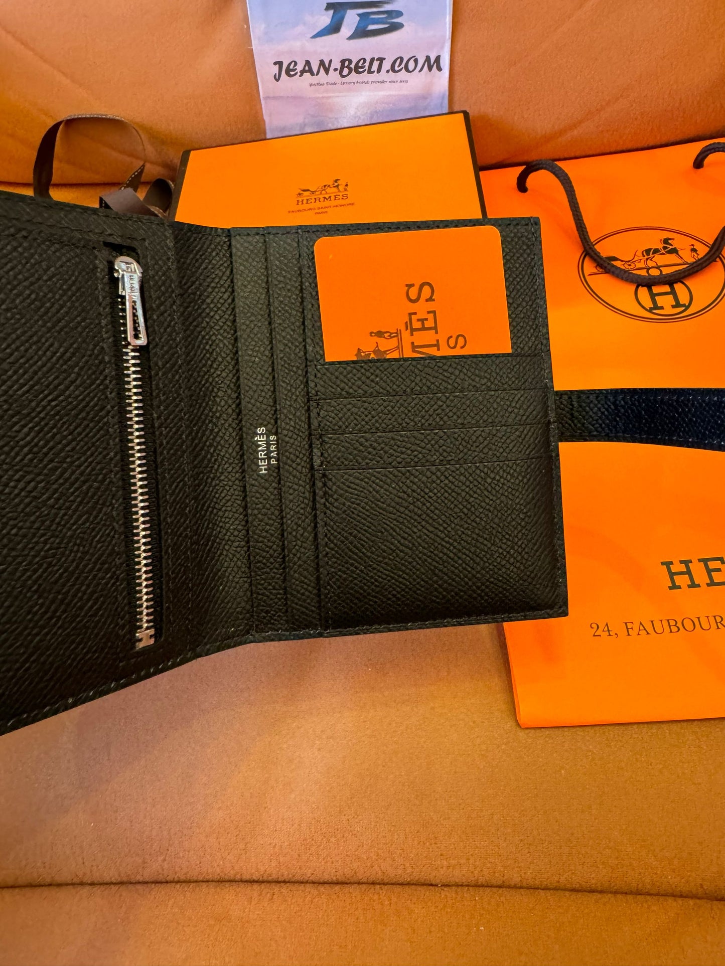 Carteira Hermès Bearn – couro togo preto com fecho prateado em forma de 'H'