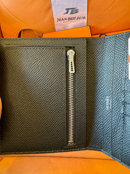 Carteira Hermès Bearn – couro togo preto com fecho prateado em forma de 'H'