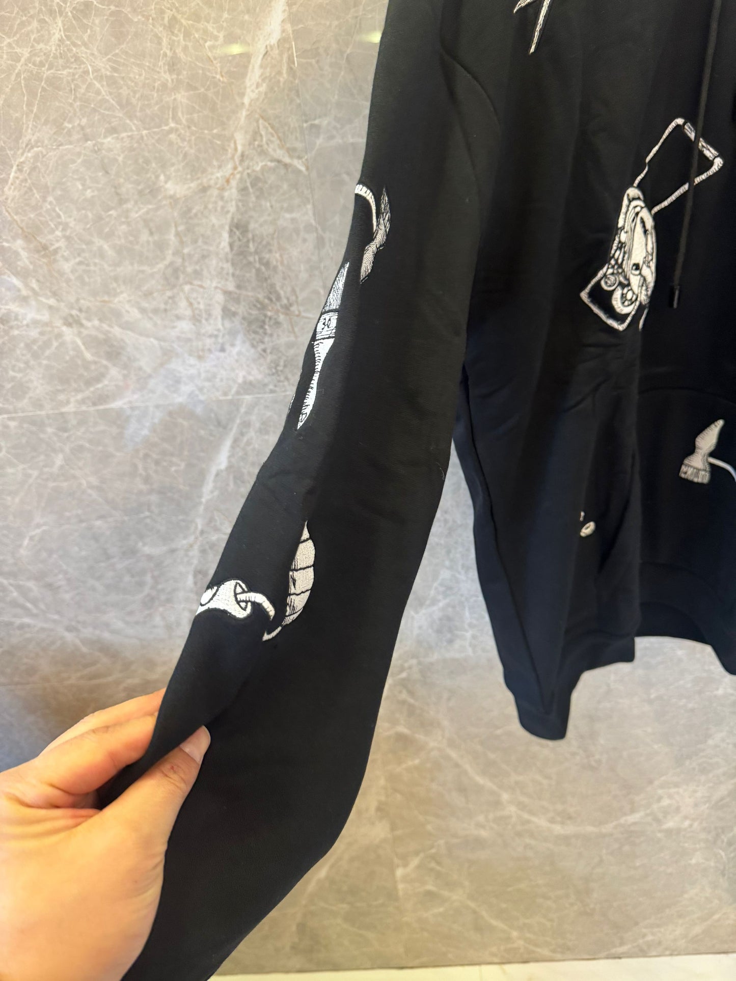 Moletom grande preto Louis Vuitton com bordado de ferramentas artísticas