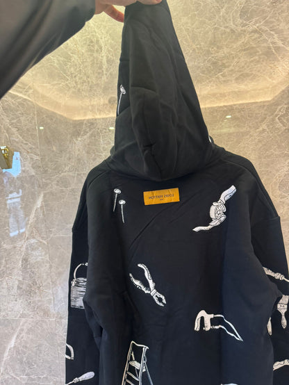 Moletom grande preto Louis Vuitton com bordado de ferramentas artísticas