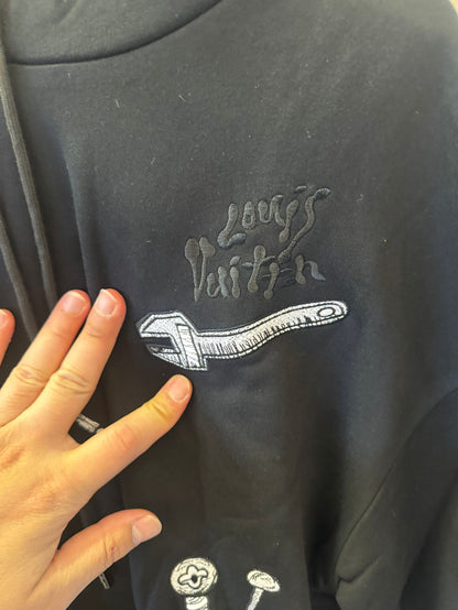 Moletom grande preto Louis Vuitton com bordado de ferramentas artísticas