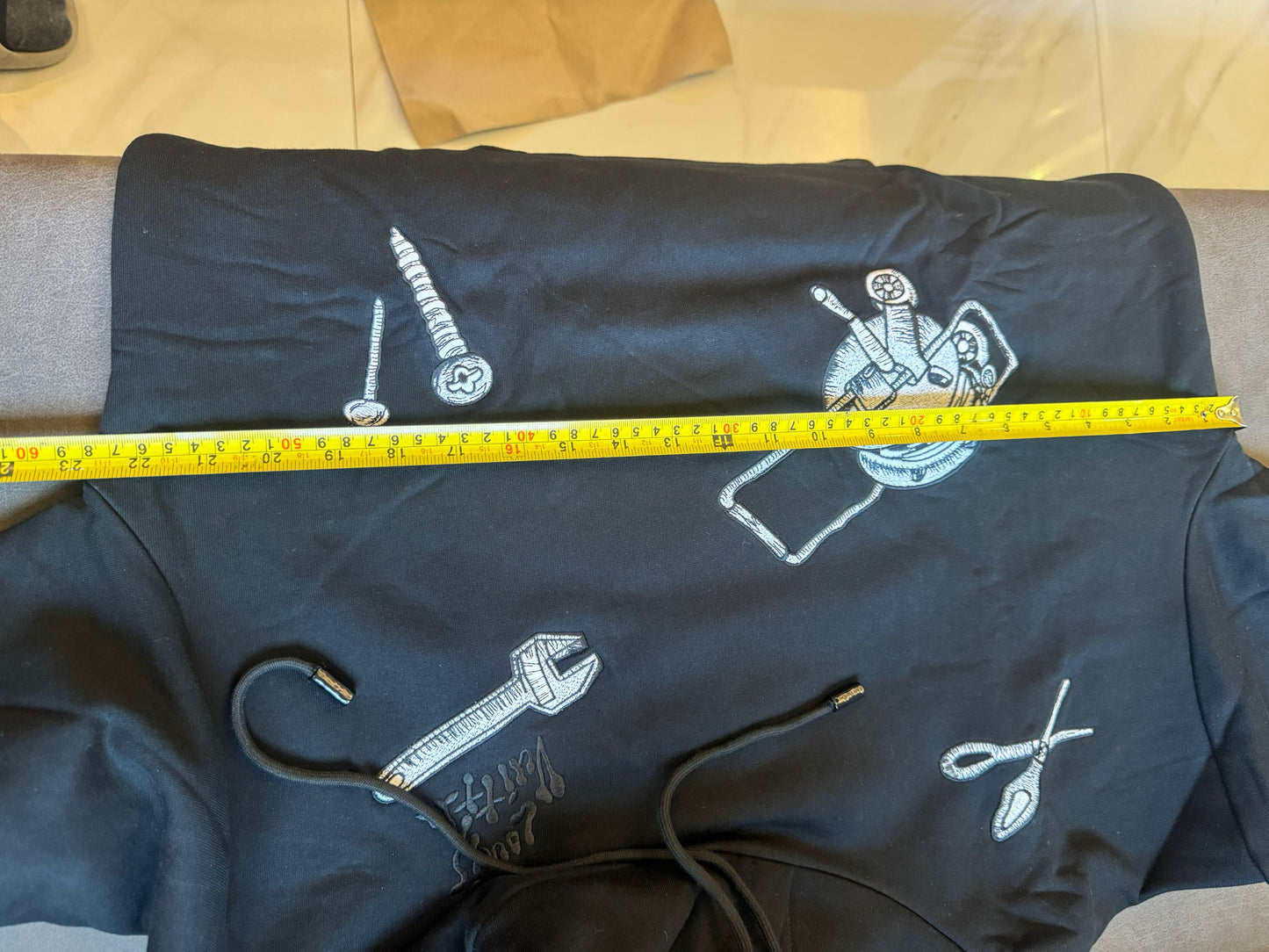 Moletom grande preto Louis Vuitton com bordado de ferramentas artísticas