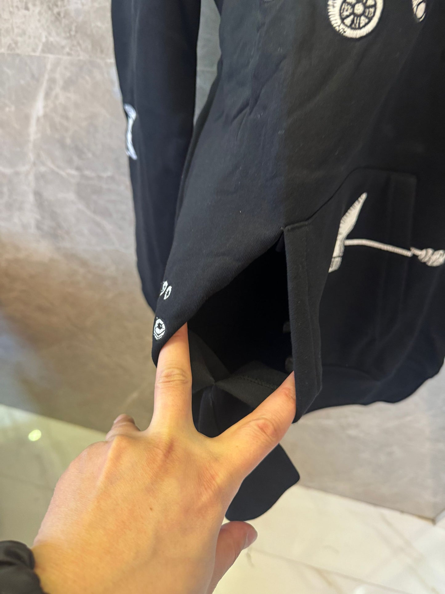 Moletom grande preto Louis Vuitton com bordado de ferramentas artísticas