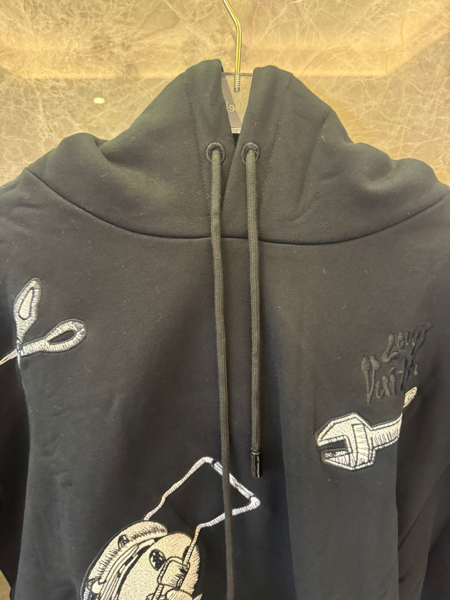 Moletom grande preto Louis Vuitton com bordado de ferramentas artísticas