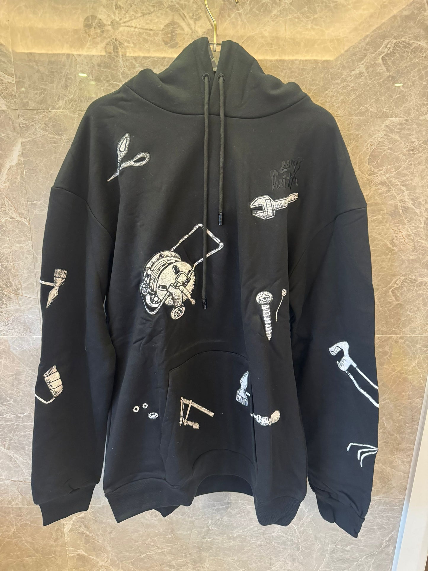 Moletom grande preto Louis Vuitton com bordado de ferramentas artísticas