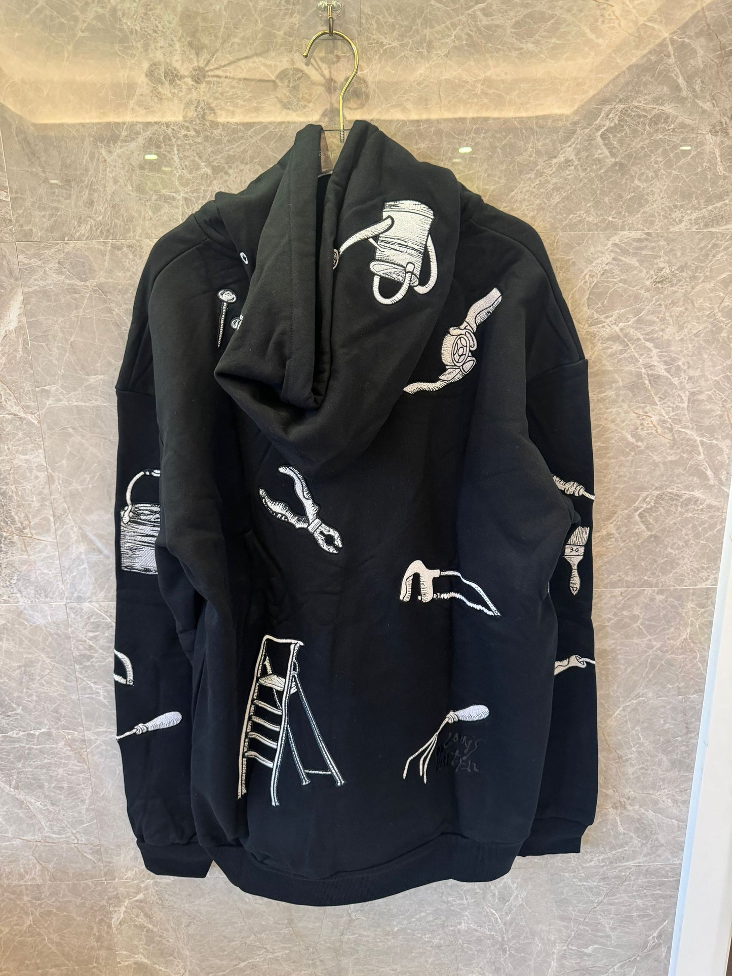 Moletom grande preto Louis Vuitton com bordado de ferramentas artísticas