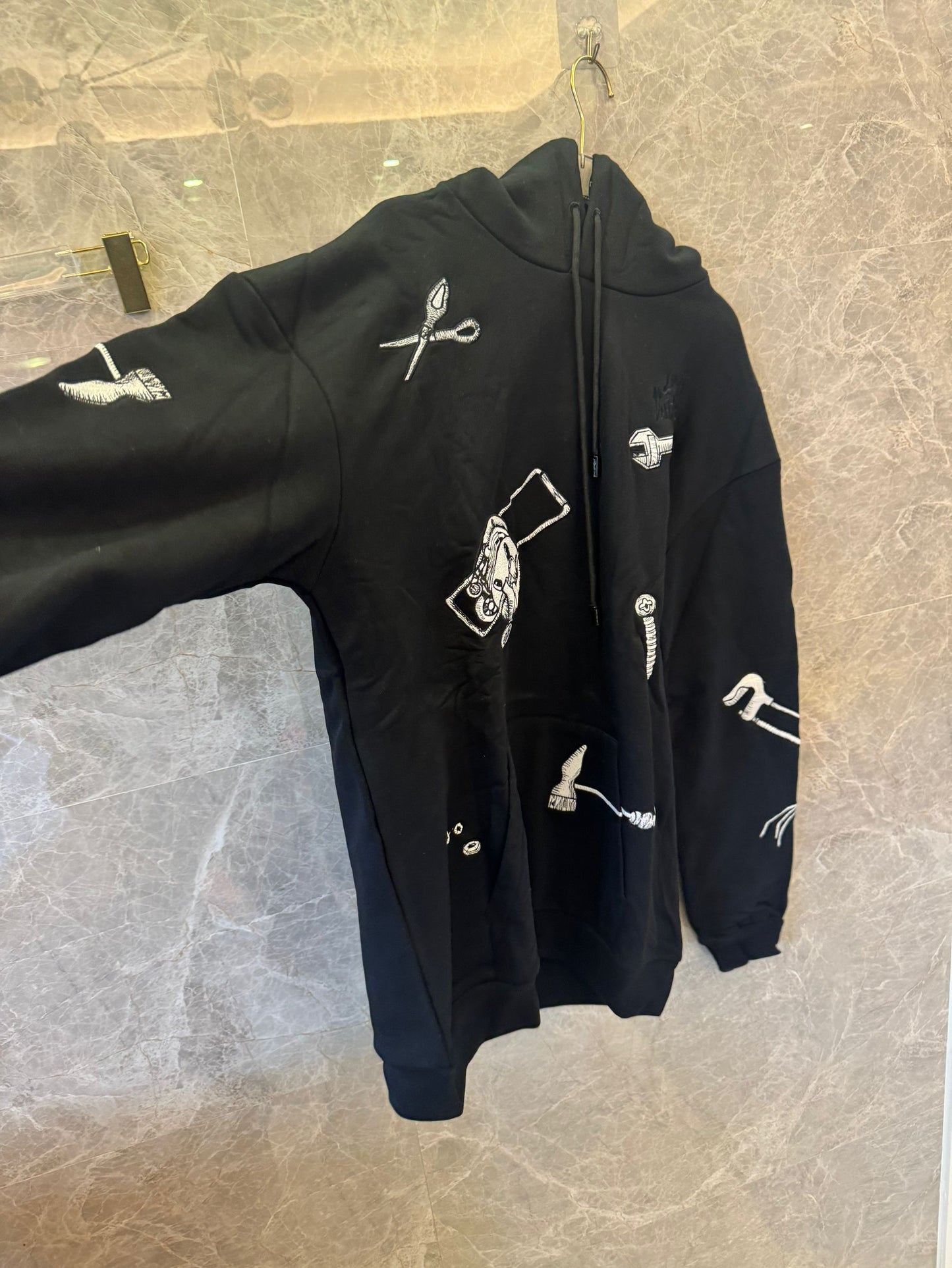 Moletom grande preto Louis Vuitton com bordado de ferramentas artísticas