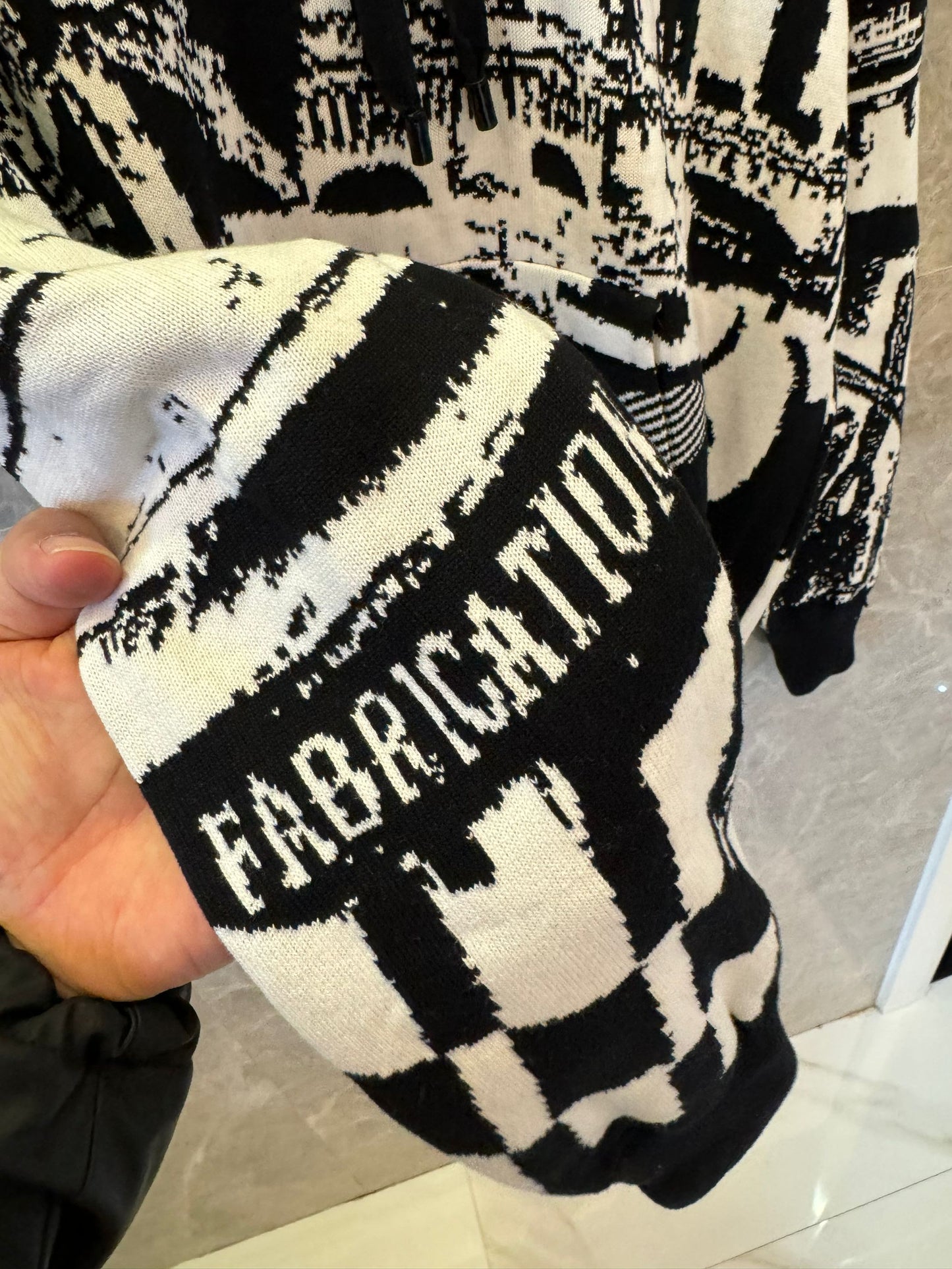 Sudadera con capucha gráfica en blanco y negro de Louis Vuitton