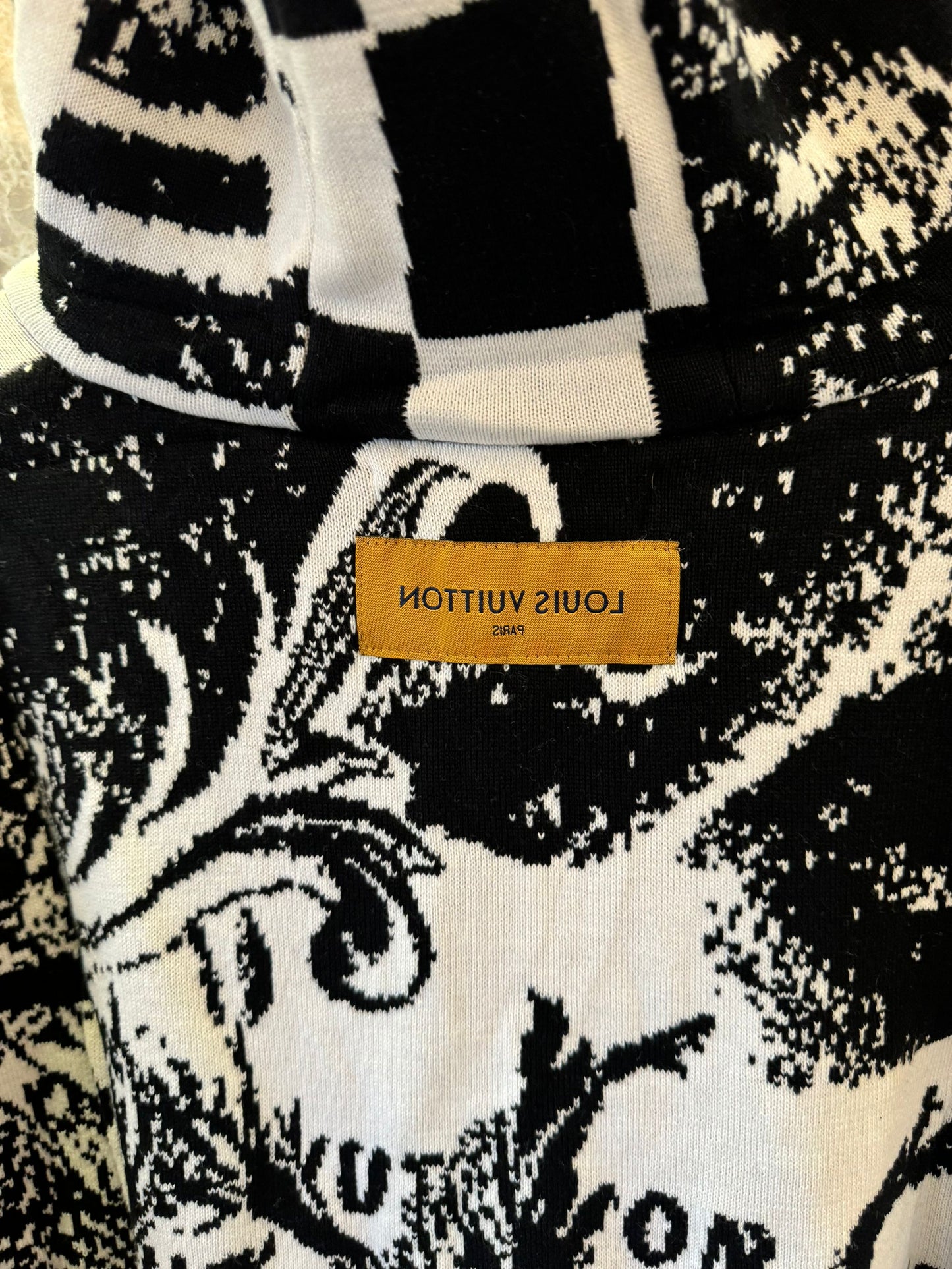 Sudadera con capucha gráfica en blanco y negro de Louis Vuitton