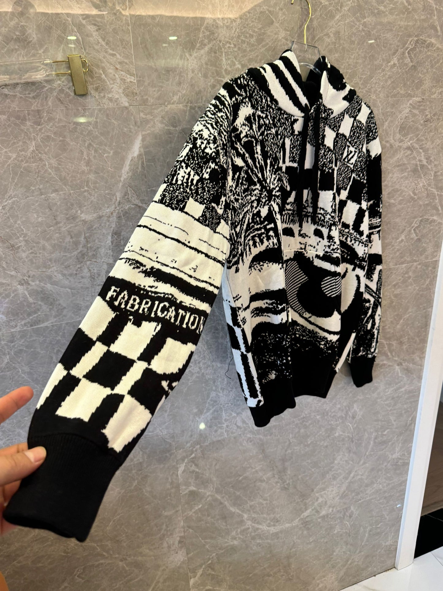 Sudadera con capucha gráfica en blanco y negro de Louis Vuitton