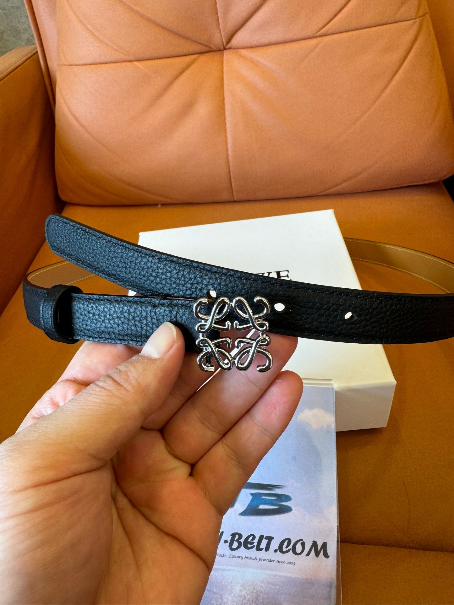 Cinto fino de couro Anagram da Loewe