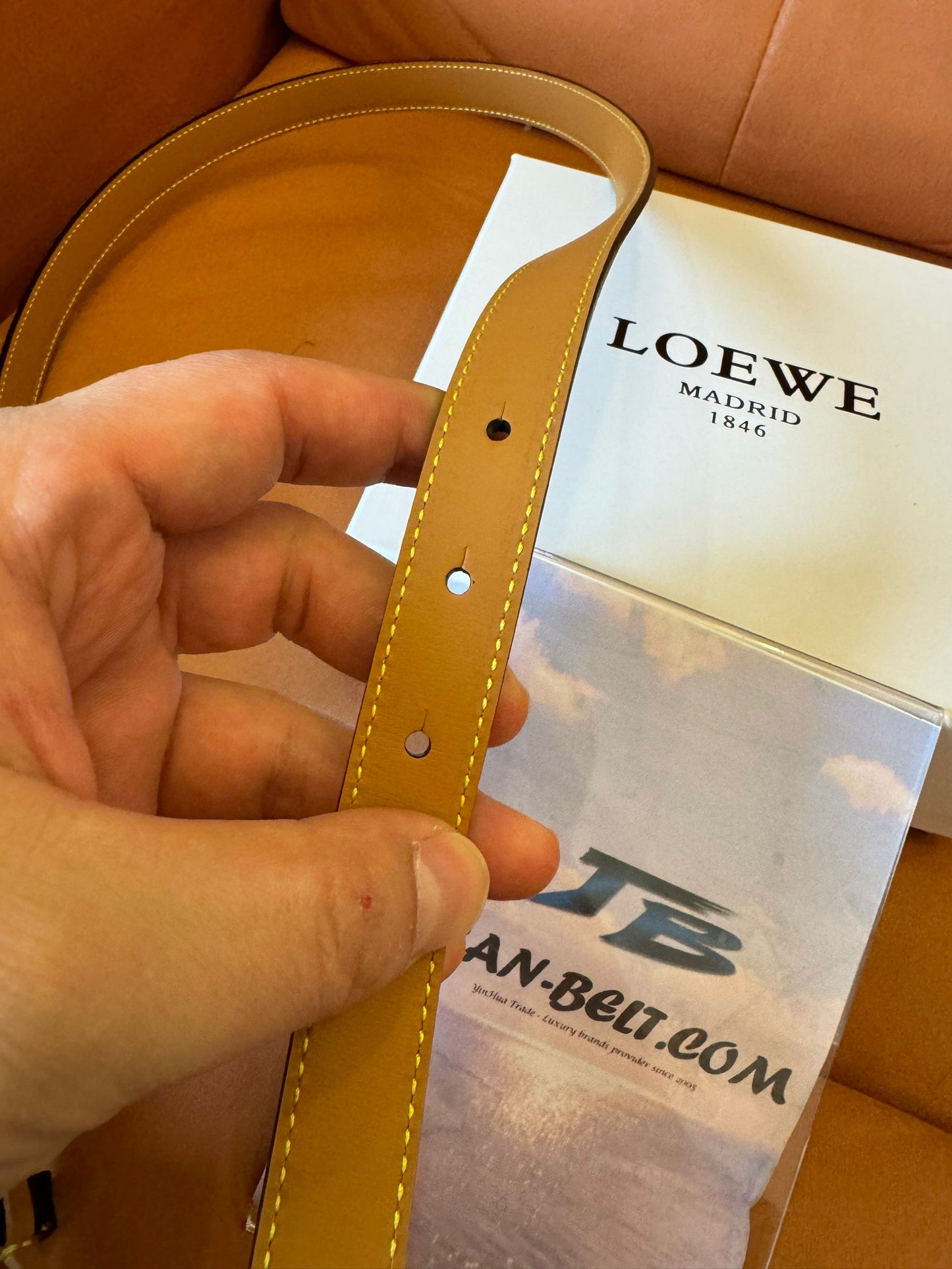 Cinto fino de couro Anagram da Loewe