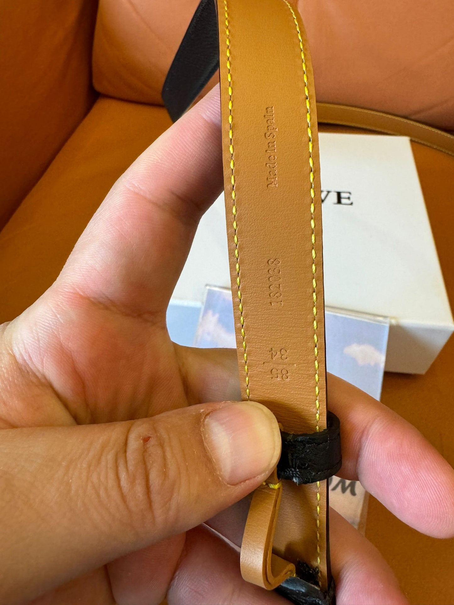 Cinto fino de couro Anagram da Loewe