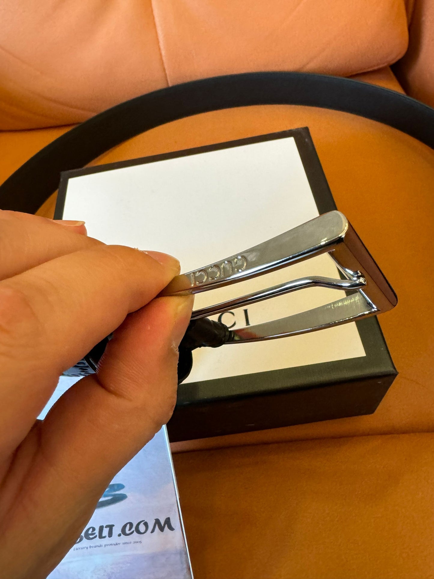 Cinto de couro com relevo Gucci e fivela quadrada