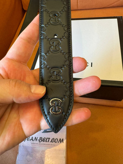 Cinto de couro com relevo Gucci e fivela quadrada