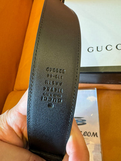 Cinto de couro com relevo Gucci e fivela quadrada