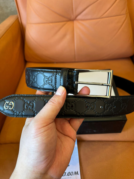 Cinto de couro com relevo Gucci e fivela quadrada