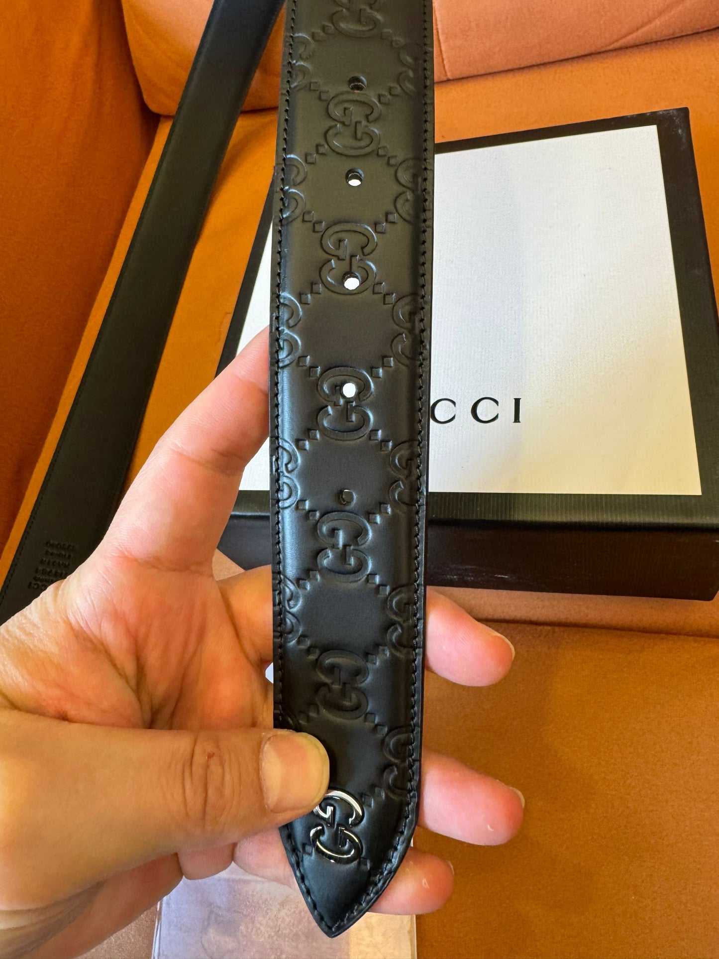 Cinto de couro com relevo Gucci e fivela quadrada