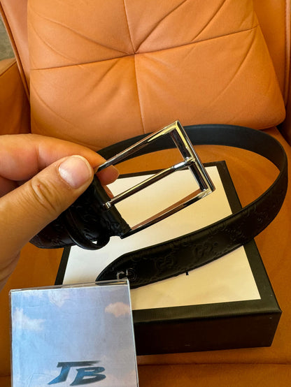 Cinto de couro com relevo Gucci e fivela quadrada