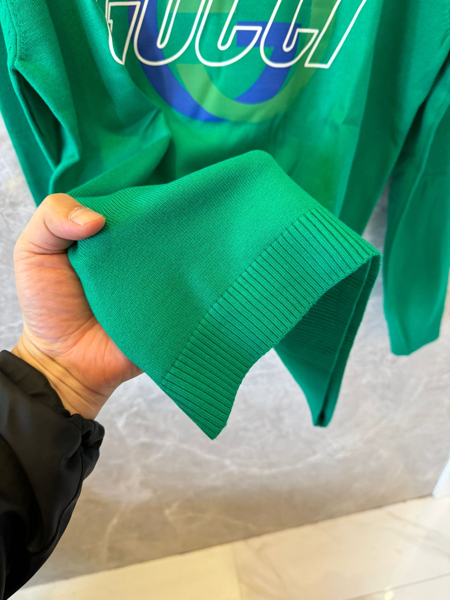 Suéter de malha com logotipo verde da Gucci