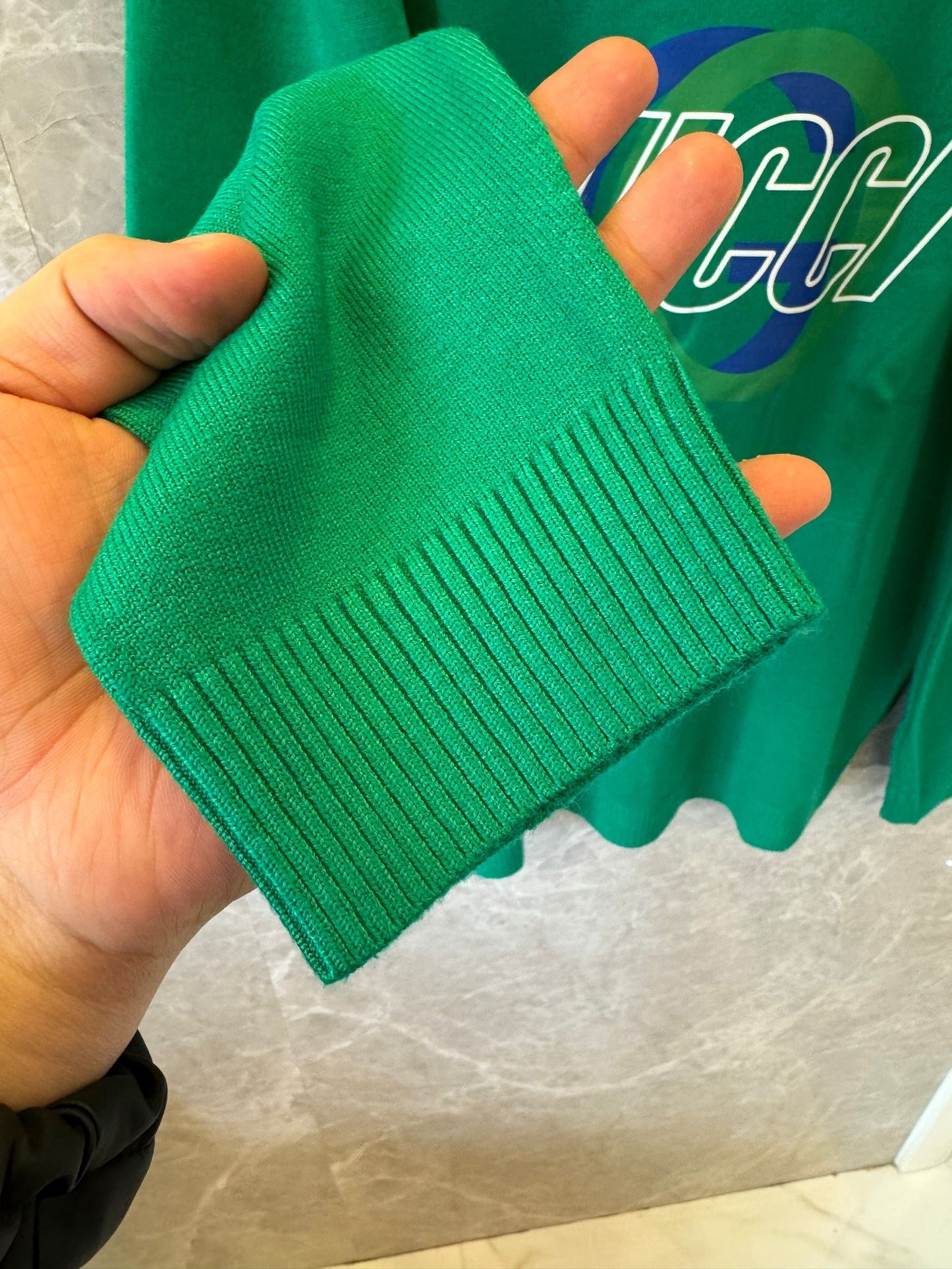 Suéter de malha com logotipo verde da Gucci