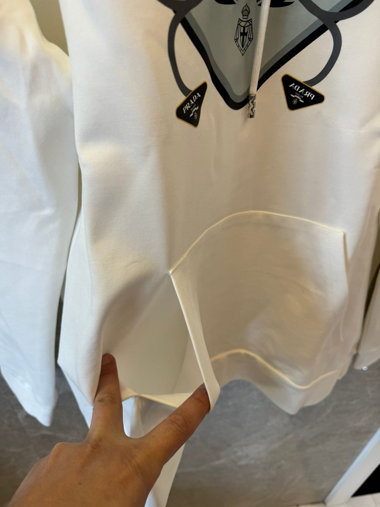 Sudadera con capucha y logotipo blanco de Prada