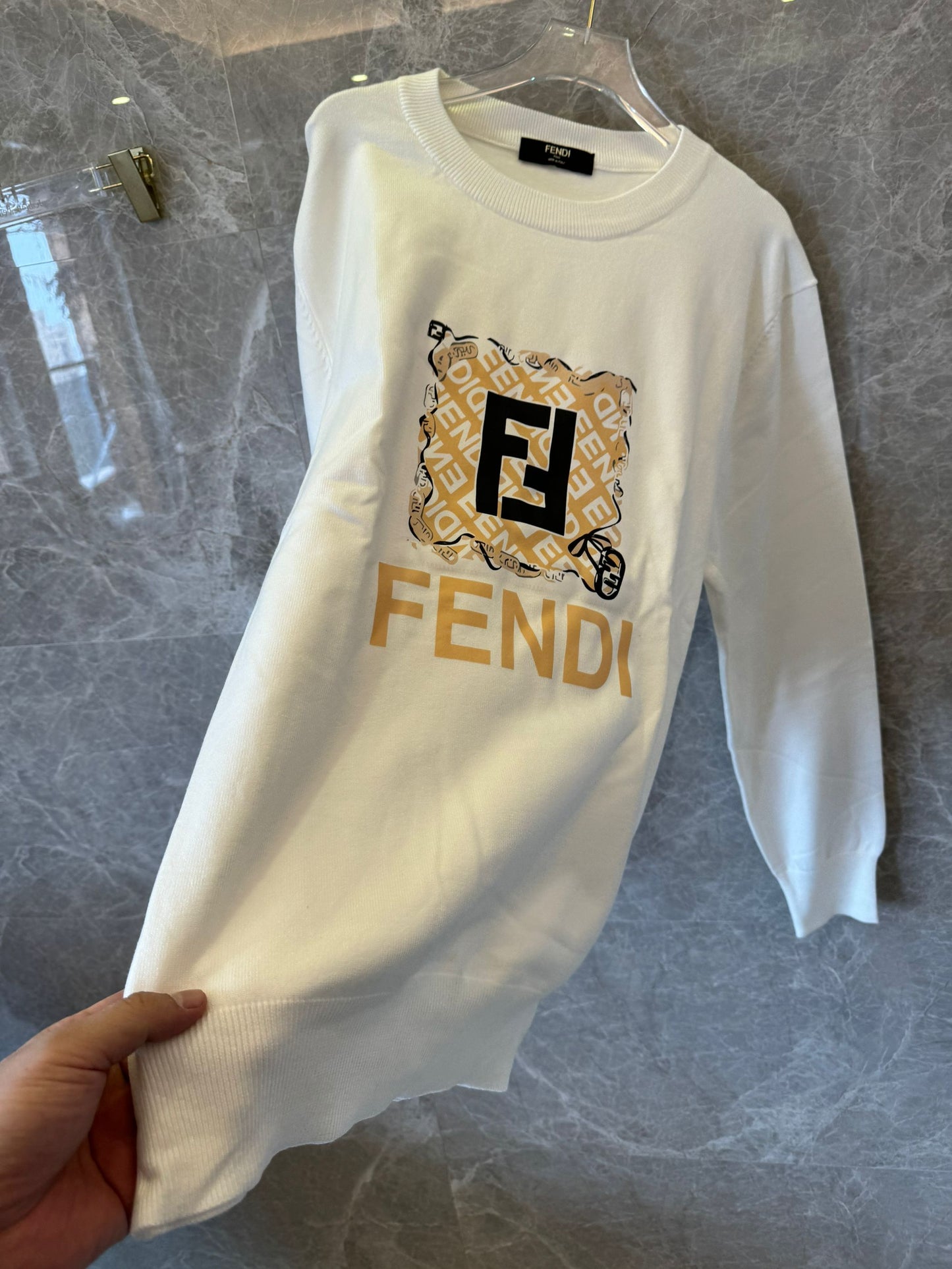 Sudadera blanca con estampado del logotipo de Fendi