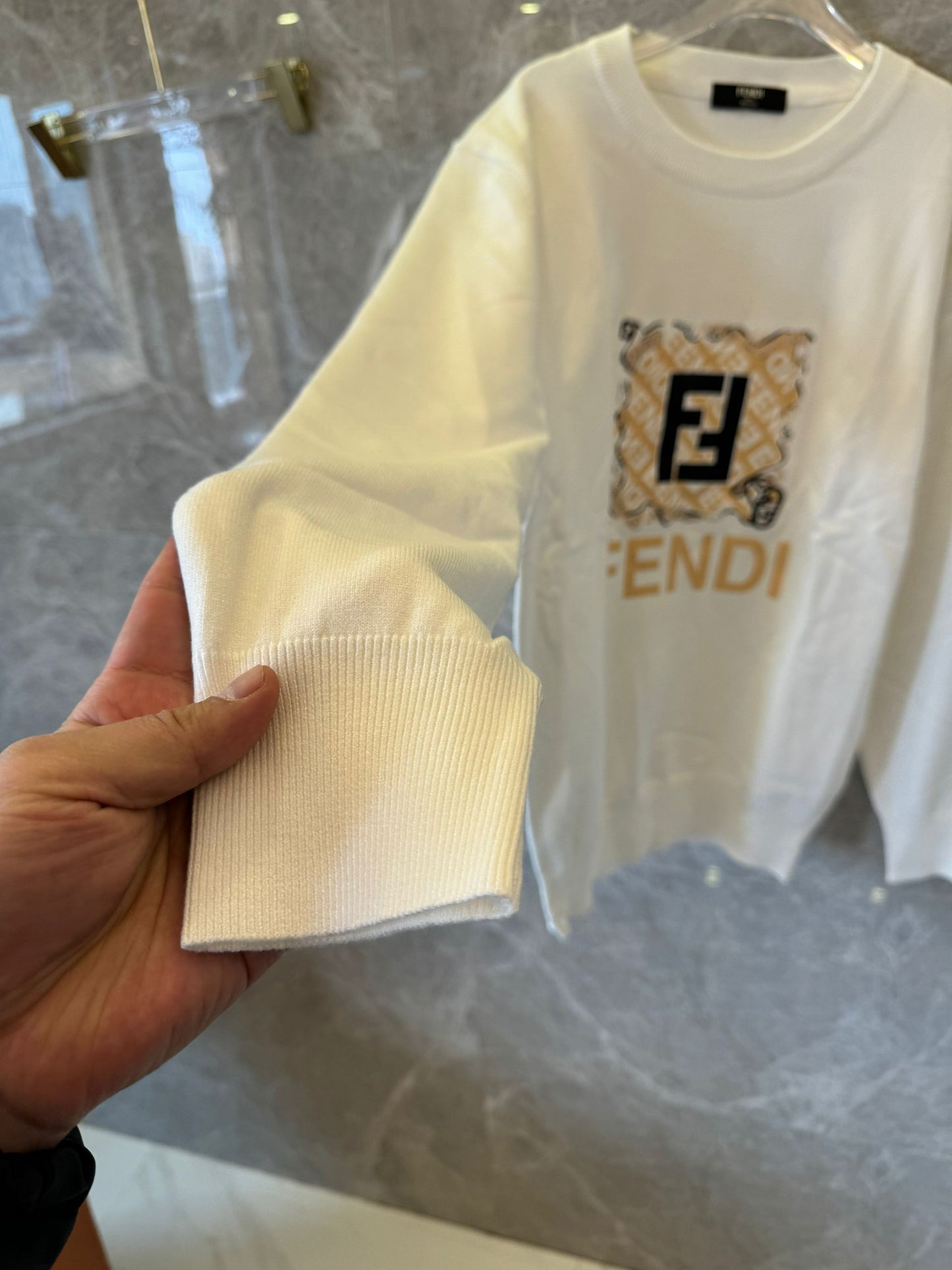 Sudadera blanca con estampado del logotipo de Fendi