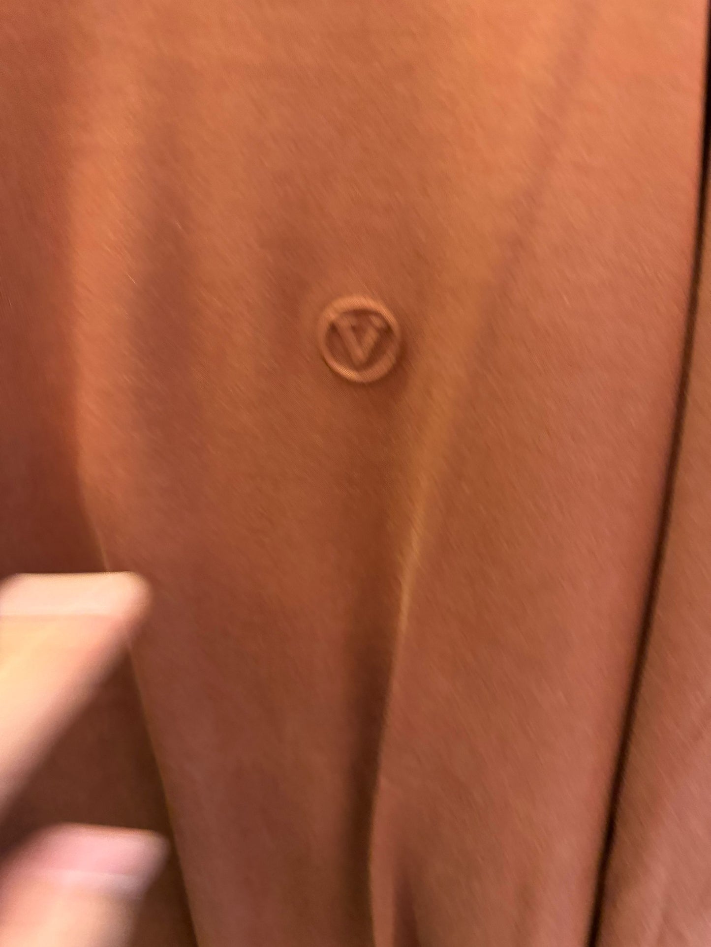 Camisetas minimalistas de manga larga de Louis Vuitton en marrón y caqui