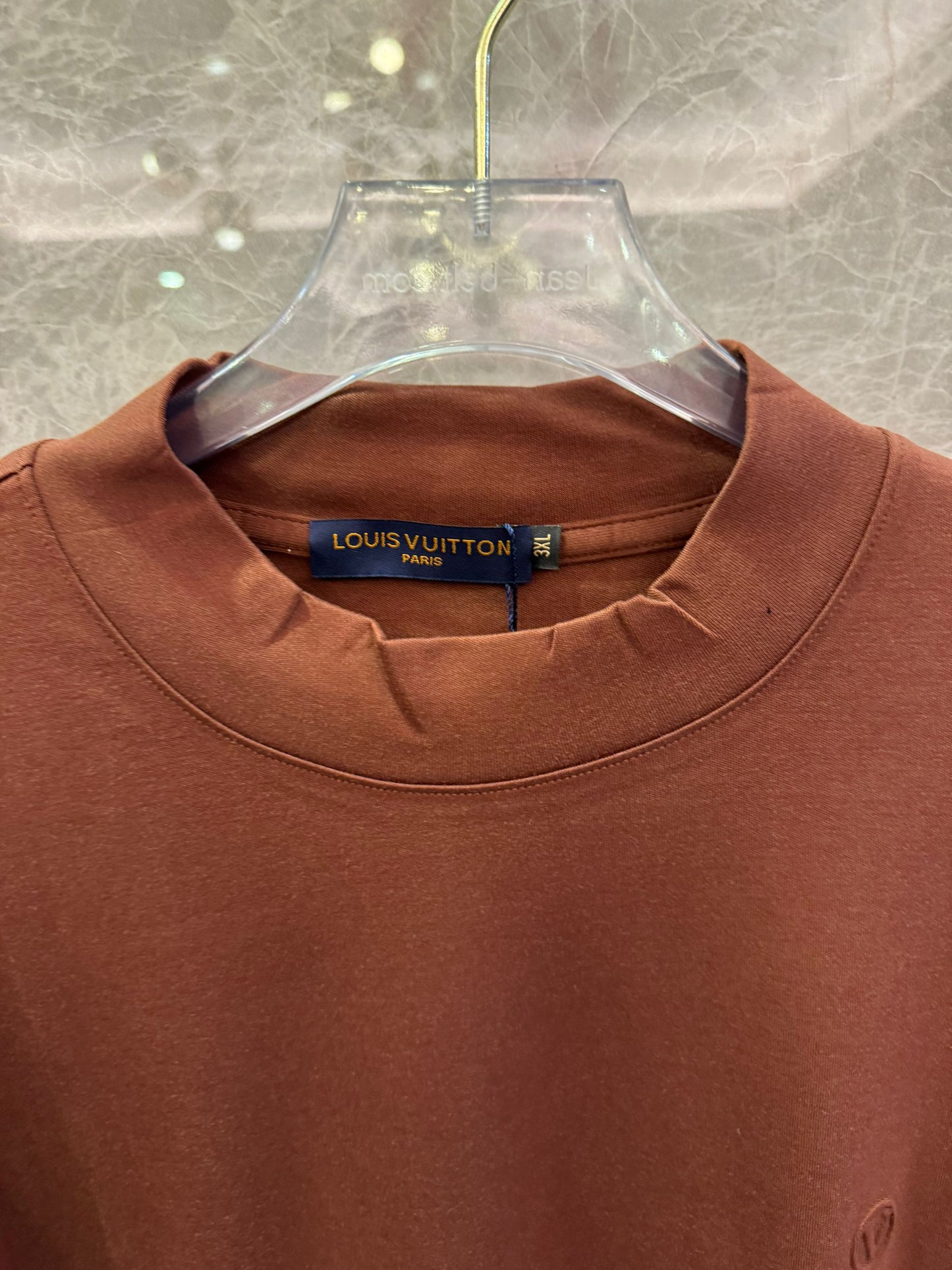 Camisetas minimalistas de manga larga de Louis Vuitton en marrón y caqui