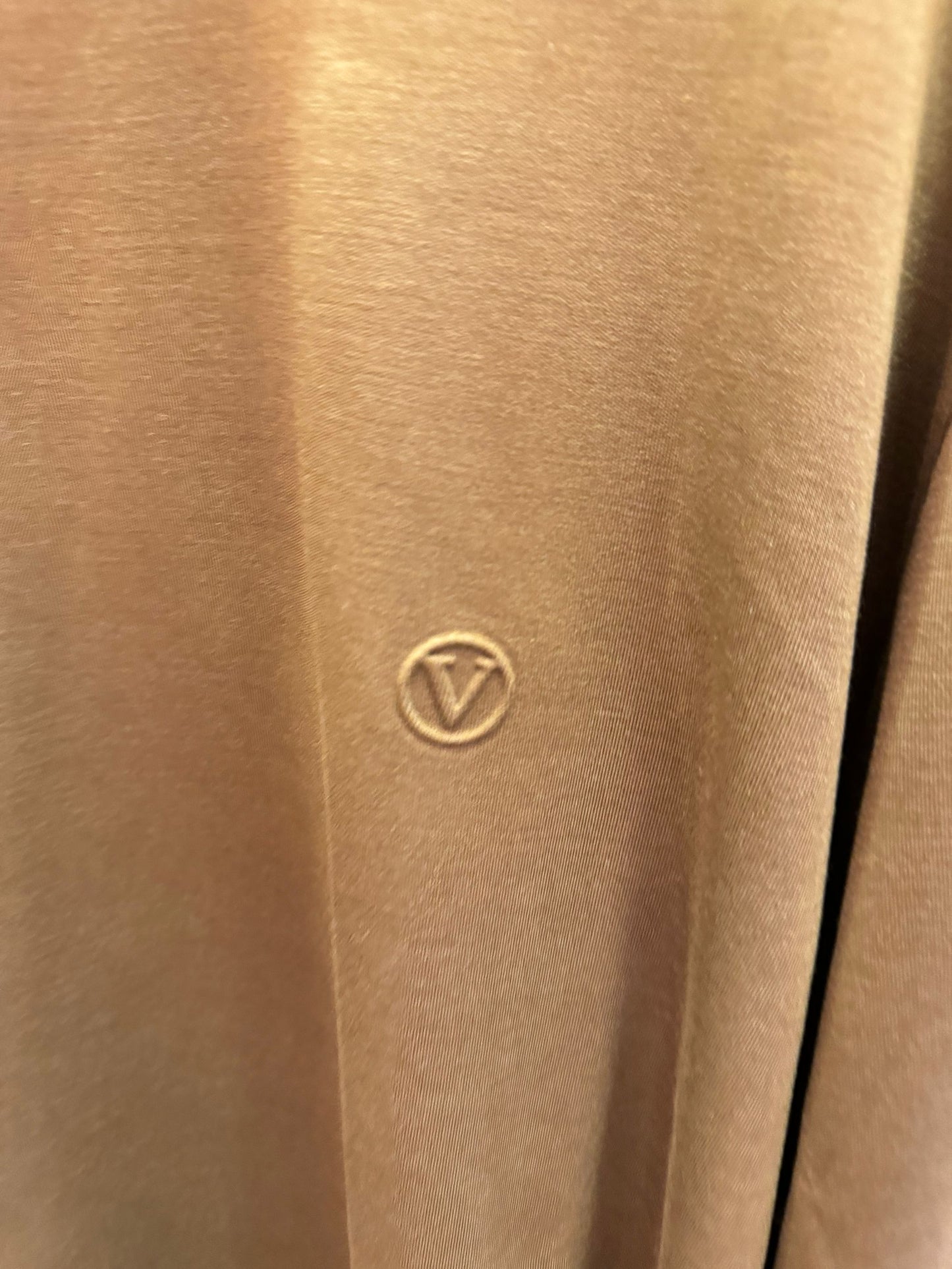 Camisetas minimalistas de manga larga de Louis Vuitton en marrón y caqui