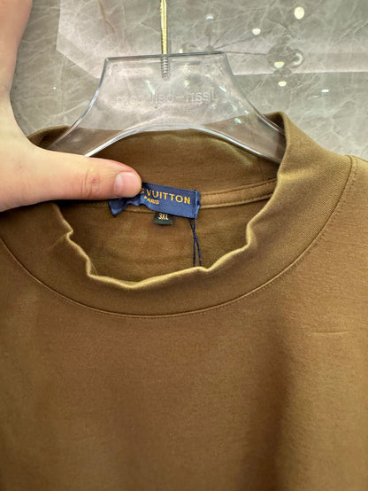 Camisetas minimalistas de manga larga de Louis Vuitton en marrón y caqui