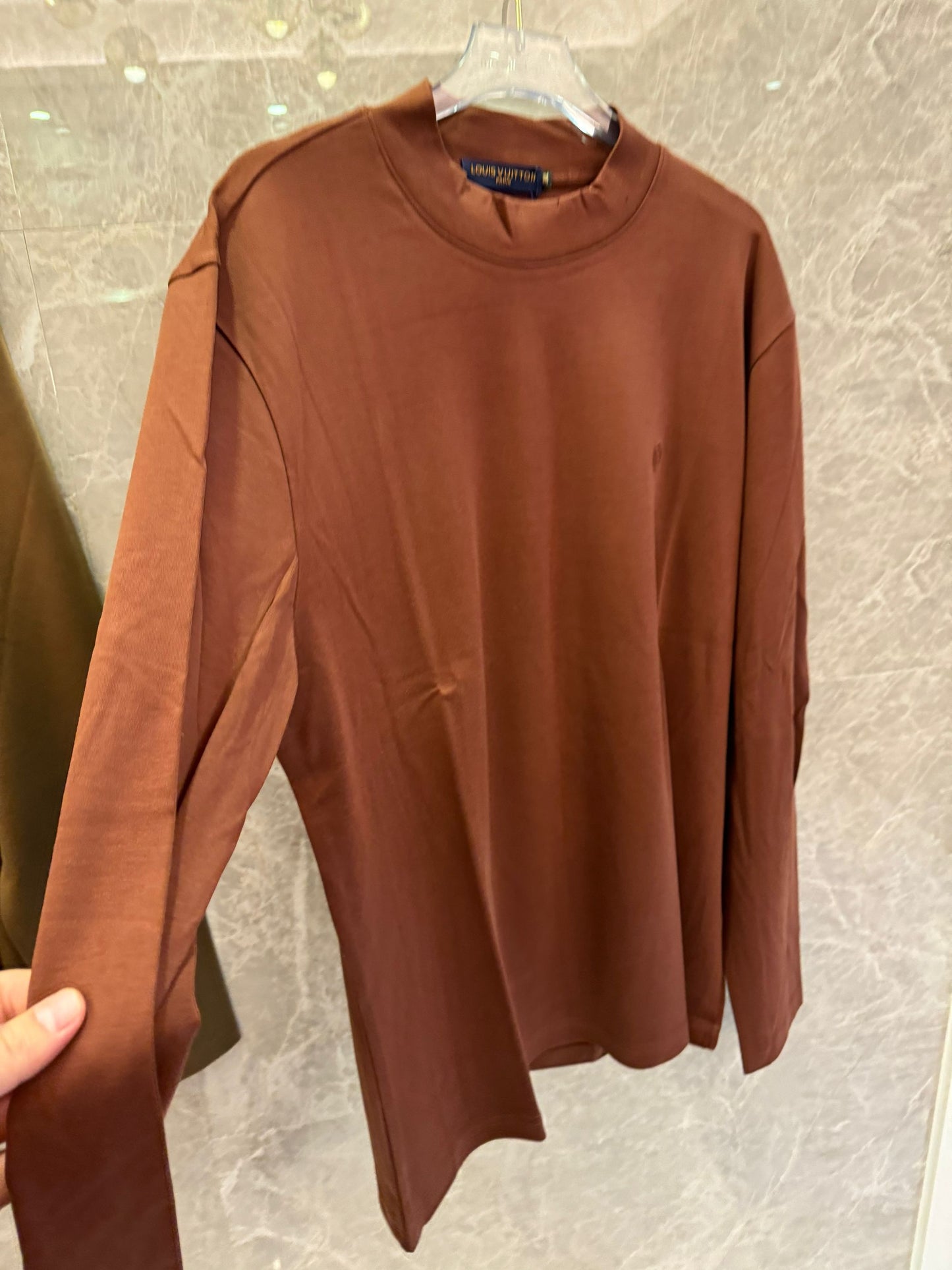 Camisetas minimalistas de manga larga de Louis Vuitton en marrón y caqui