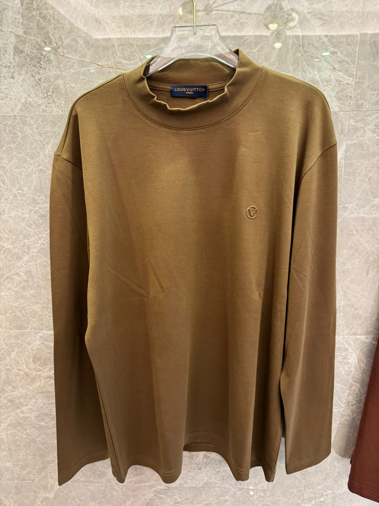 Camisetas minimalistas de manga larga de Louis Vuitton en marrón y caqui