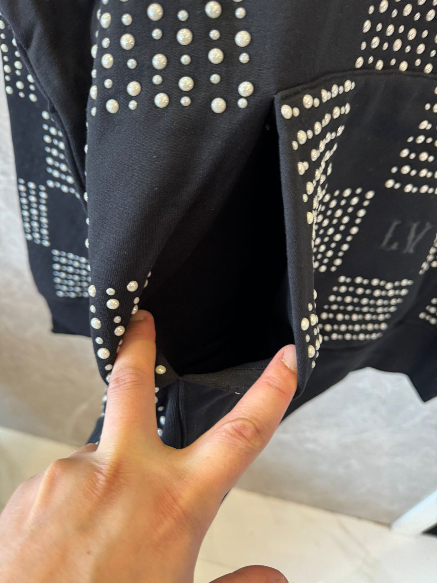 Sudadera con capucha a cuadros negra de Louis Vuitton con detalle de tachuelas