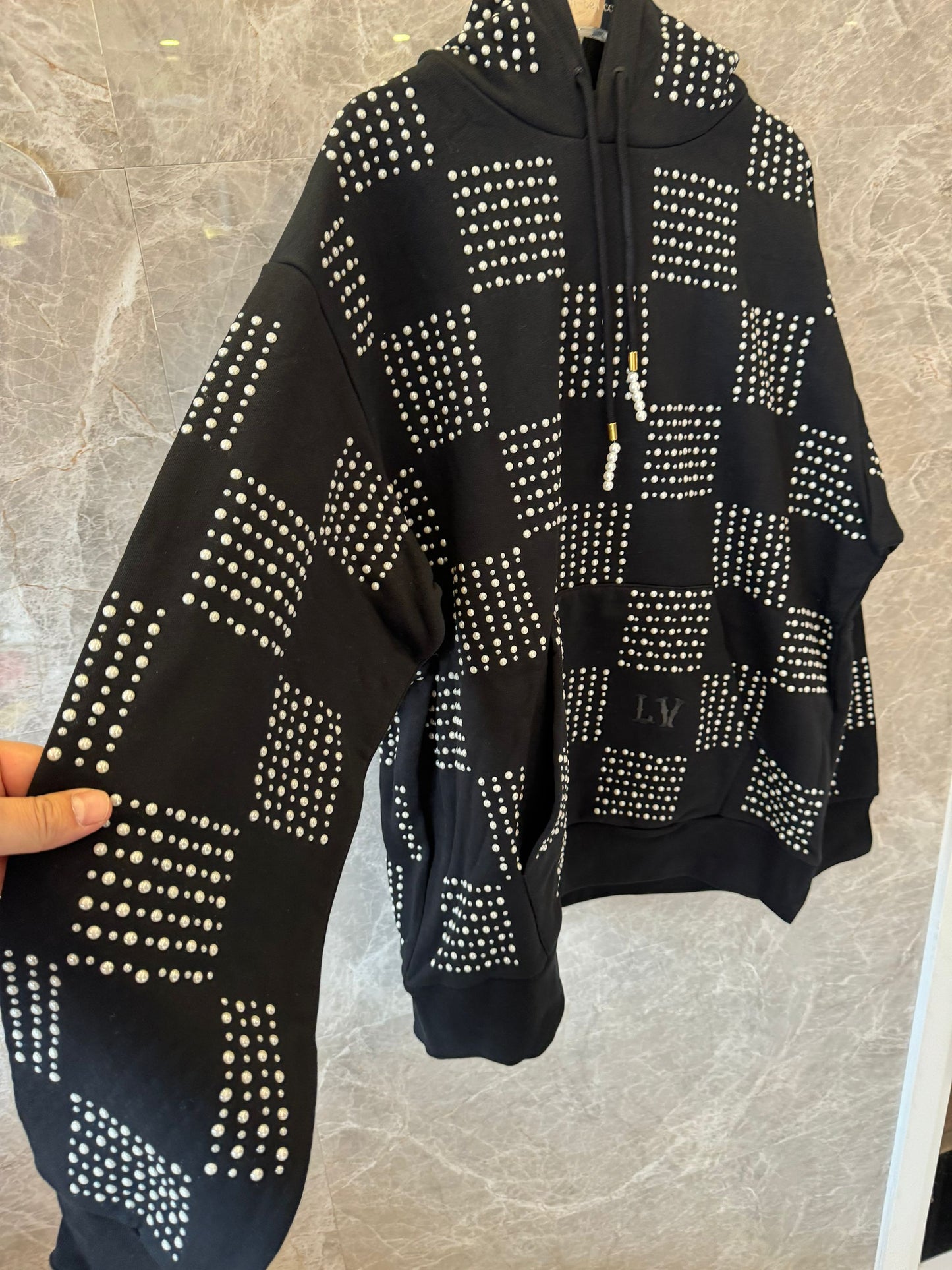 Sudadera con capucha a cuadros negra de Louis Vuitton con detalle de tachuelas