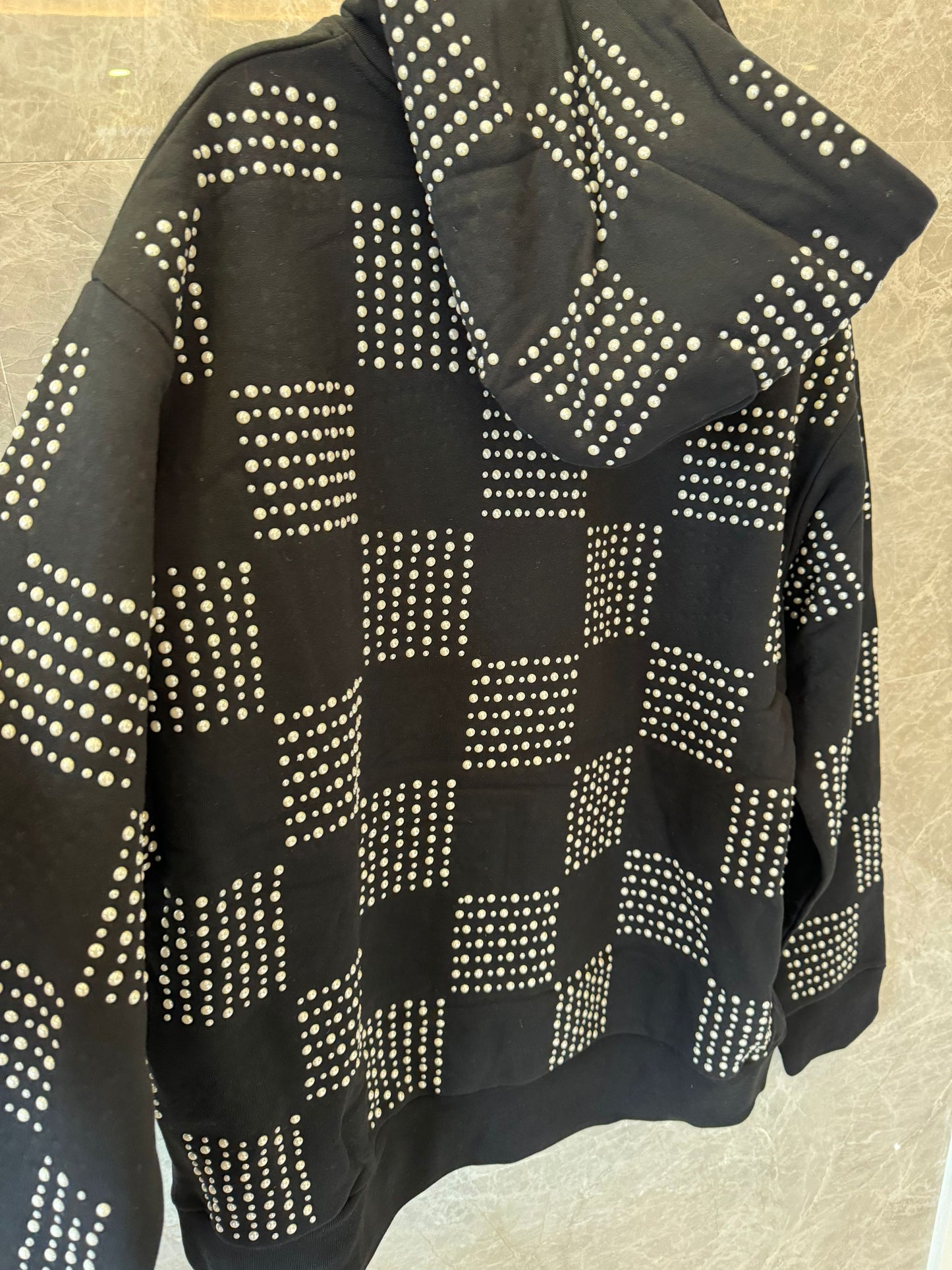 Sudadera con capucha a cuadros negra de Louis Vuitton con detalle de tachuelas