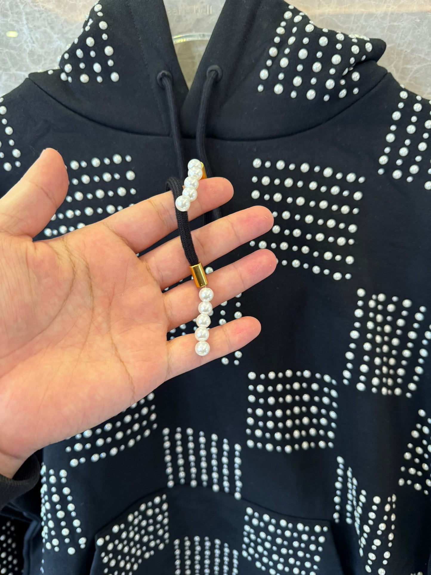 Sudadera con capucha a cuadros negra de Louis Vuitton con detalle de tachuelas