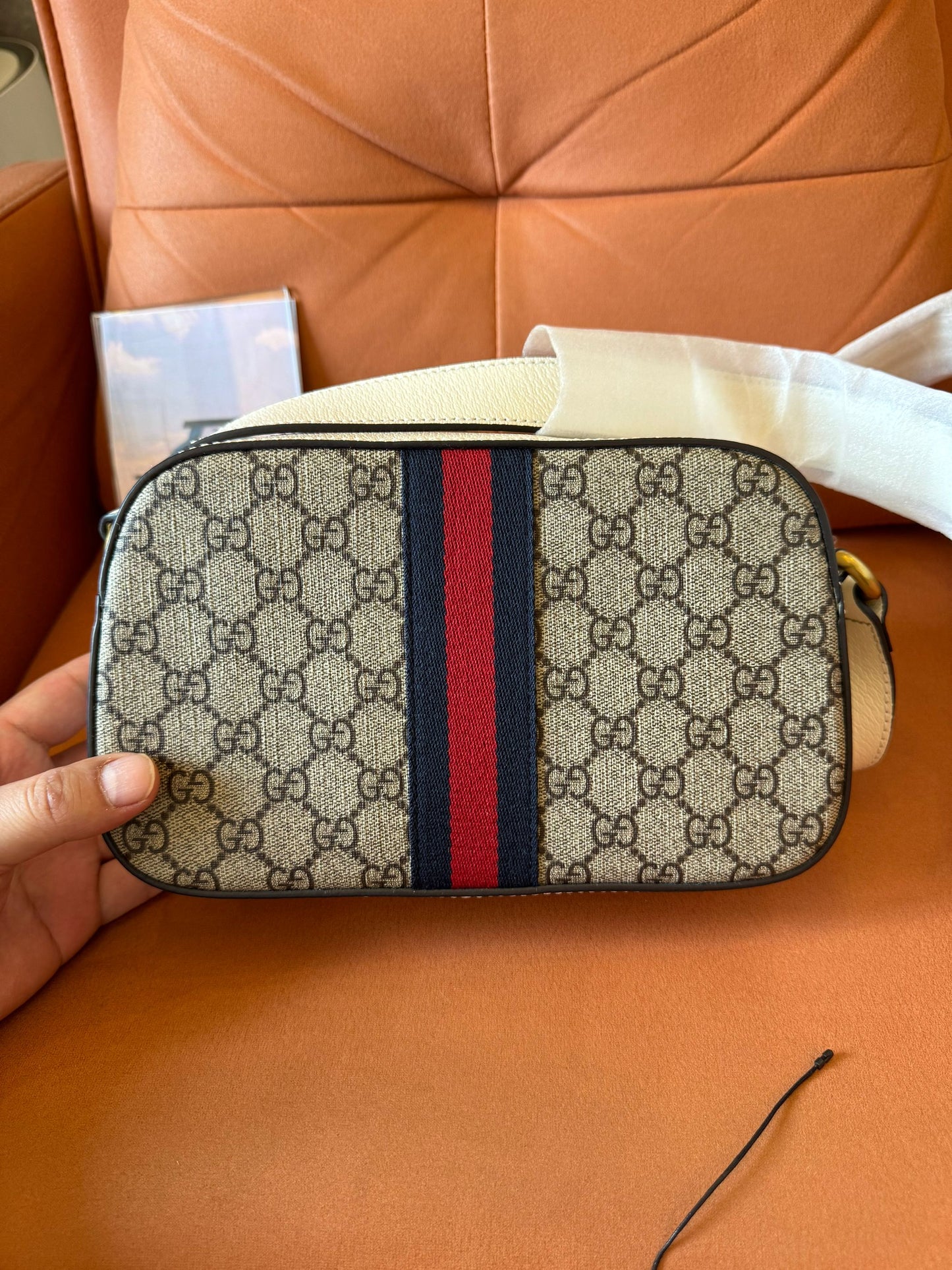 Sac photo Gucci gg supreme monogram en cuir de veau texturé petit ophidia beige ébène