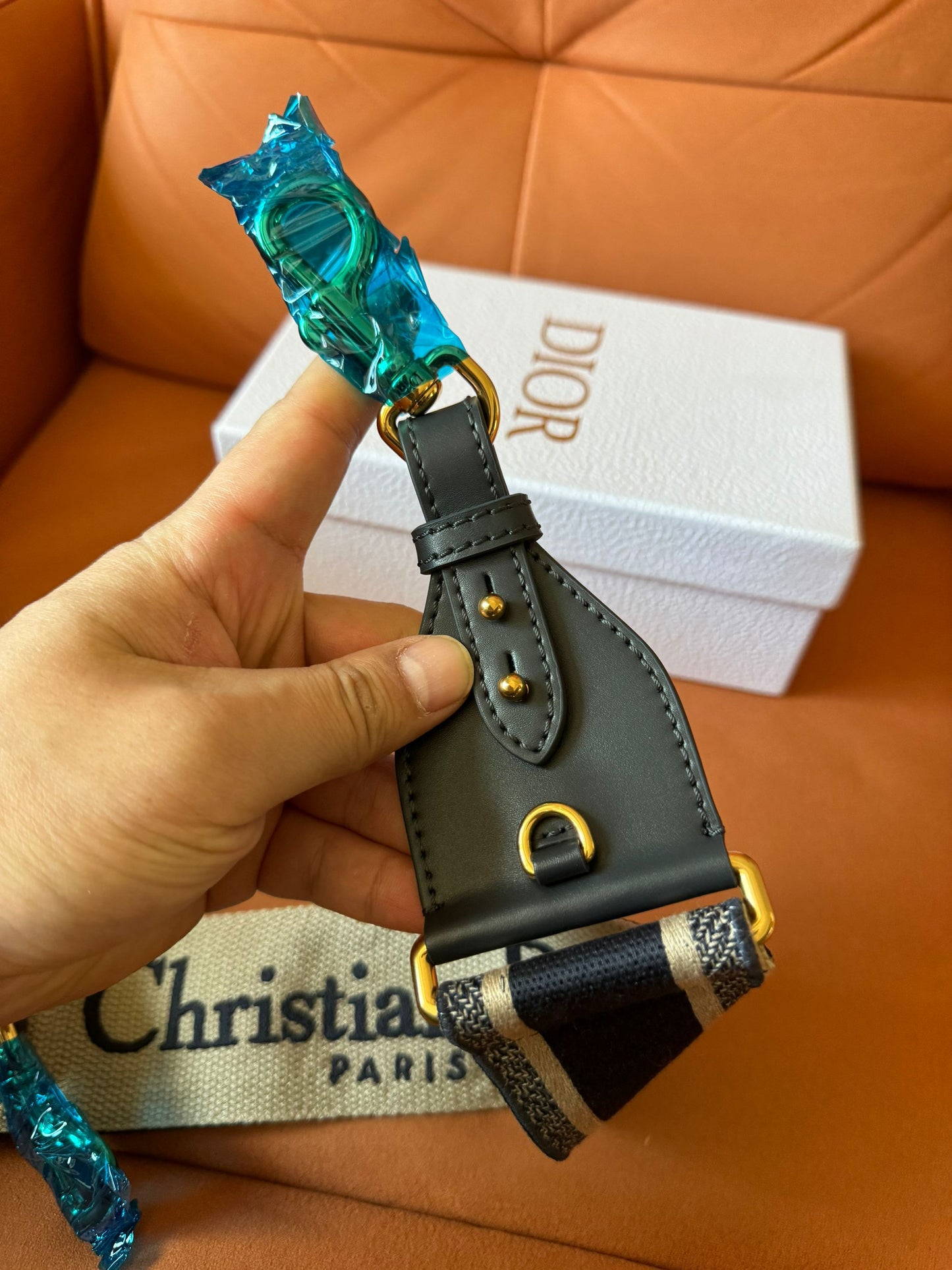 Cinturón de lona bordada de Christian Dior con detalles dorados